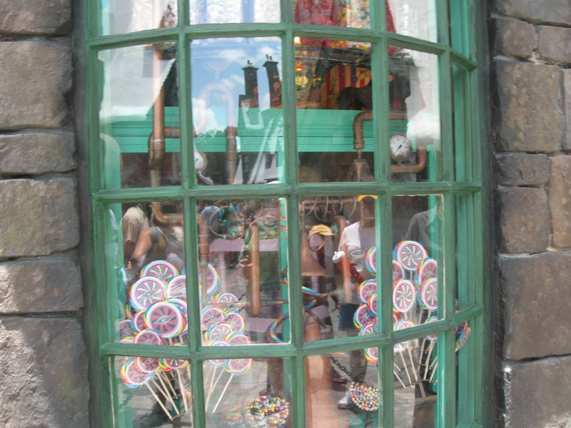 Honeydukes18